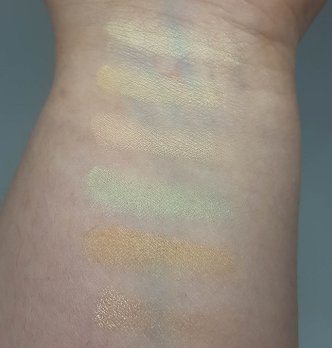 Swatch Maybelline Camo Concealer Palette in Light