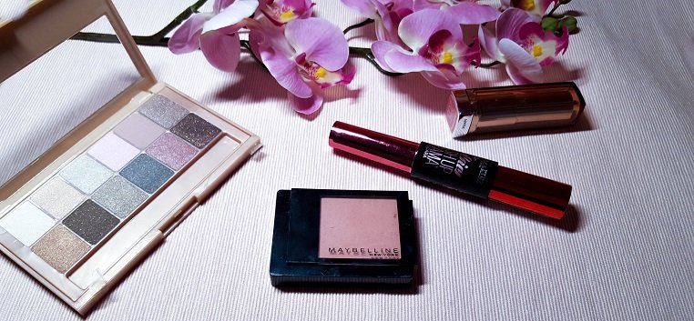 Maybelline New York Bare It All Beauty Box mit vier verschiedenen Produkten