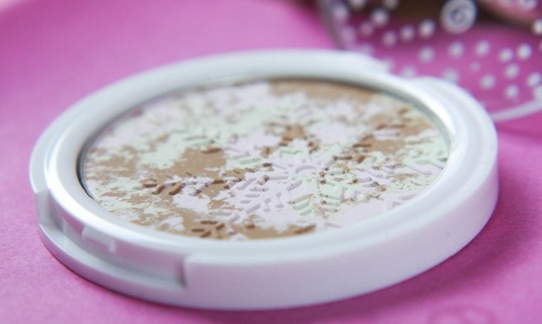 essence limited Edition winter dreamin colour correcting powder offen