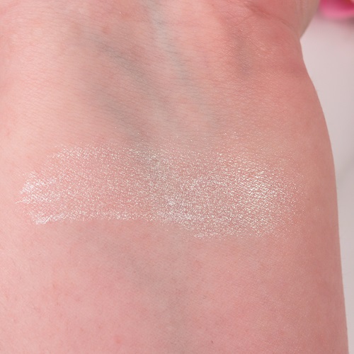 essence Glow like a Pro Set Loose Highlighter Swatch