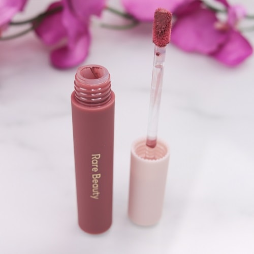 Lip Soufflé Matte Lip Cream Rare Beauty Applikator